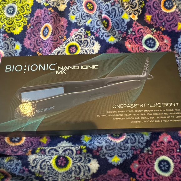 Bio Ionic One pass Flat Iron. 1 inch Silicone plates. Used maybe 5-6 times - Picture 4 of 9